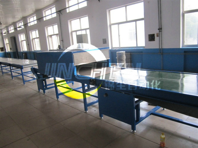 廠房里的直線皮帶輸送機