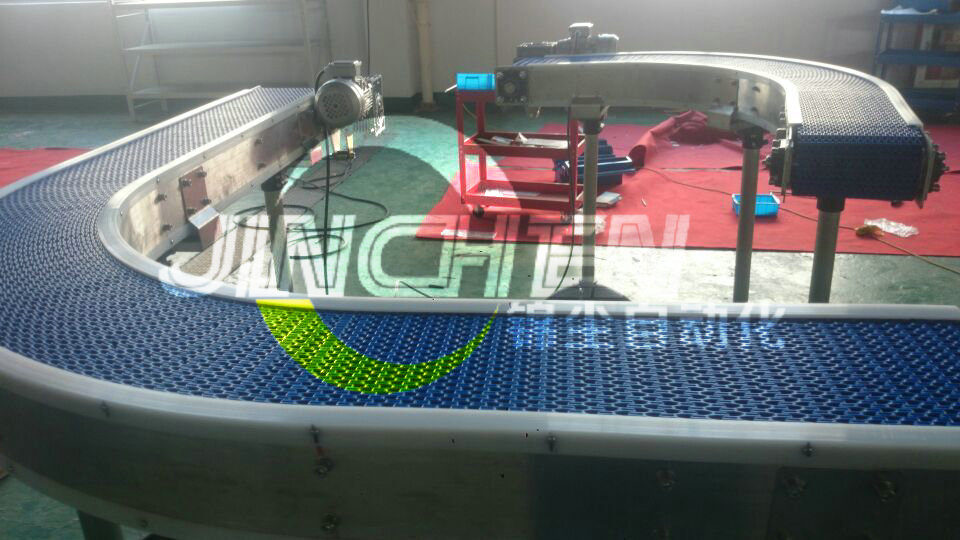 車間現(xiàn)場里的2臺網(wǎng)帶輸送機(jī)